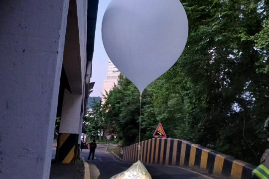 인천시 미추홀구 용현동 도로에 떨어진 북한의 대남 오물 풍선      [연합뉴스 자료사진]